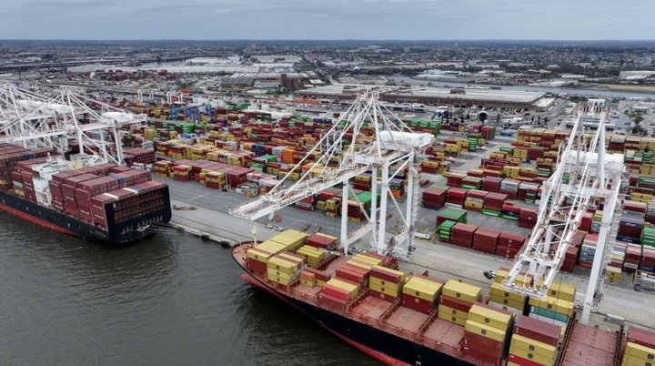 Mỹ, Trung Quốc bắt đầu tính thêm phí cảng đối với công ty vận tải biển - Ảnh 1