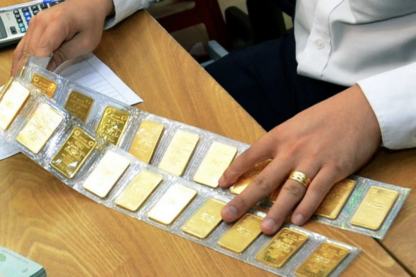 Mua bán vàng "chợ đen" có vi phạm pháp luật? - Ảnh 1