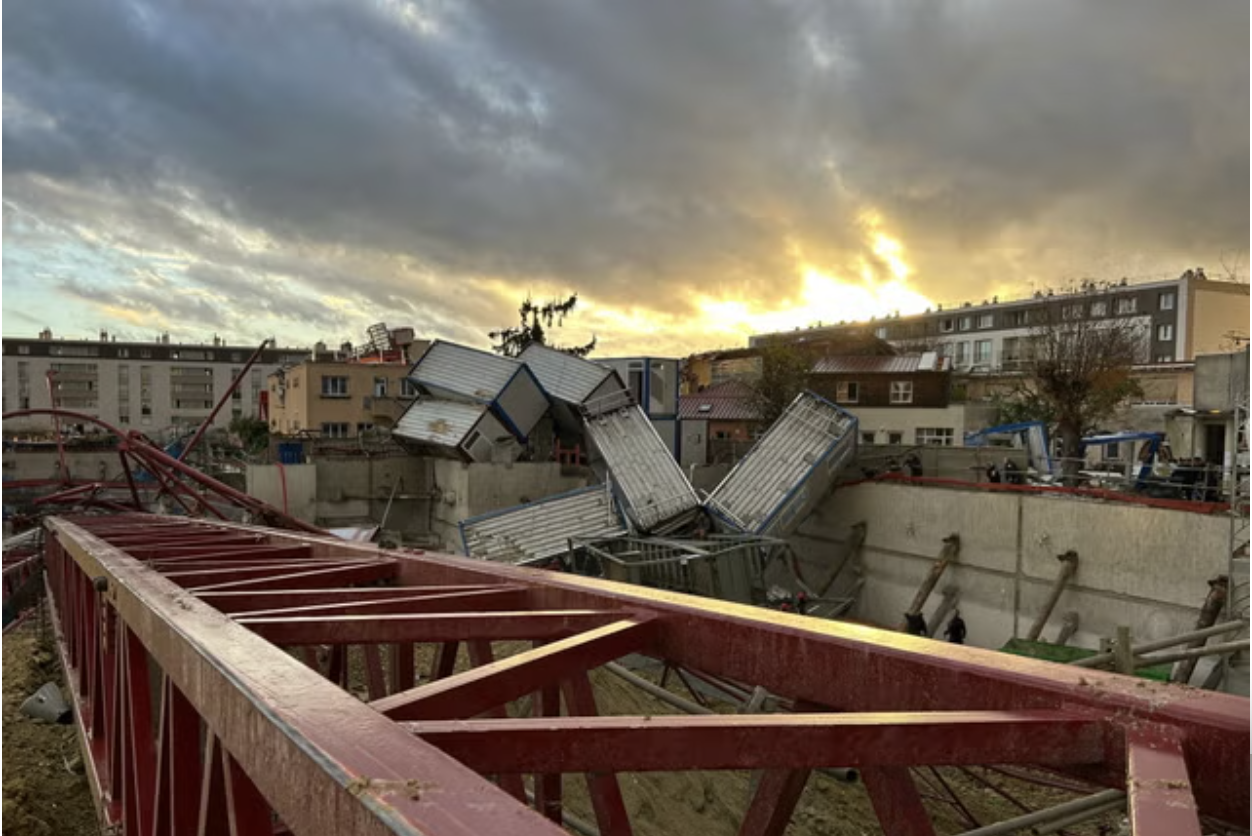 Lốc xoáy kinh hoàng ở Paris khiến cần cẩu đổ sập, hàng chục người thương vong - Ảnh 1