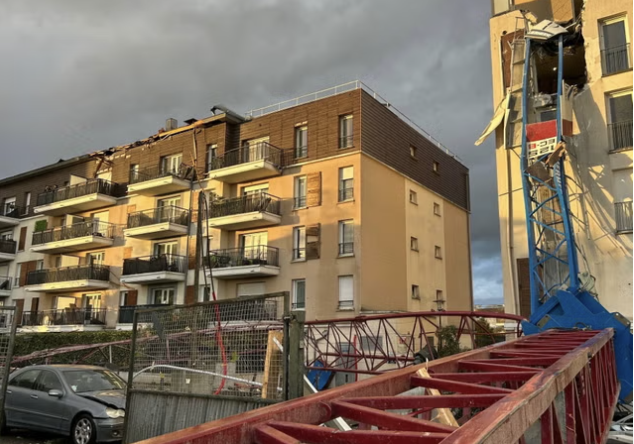 Lốc xoáy kinh hoàng ở Paris khiến cần cẩu đổ sập, hàng chục người thương vong - Ảnh 2