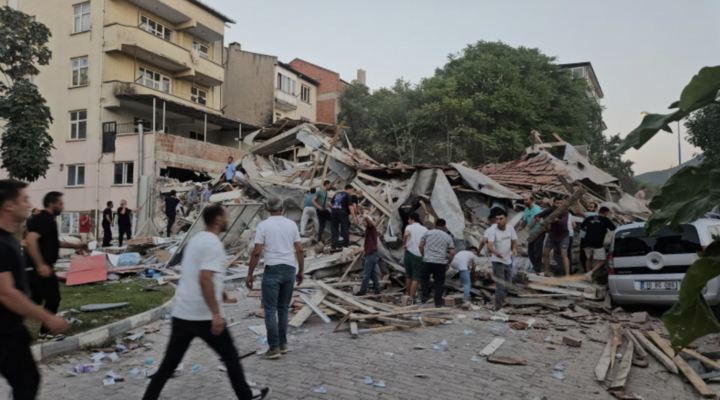 Động đất 6,1 độ Richter làm rung chuyển Thổ Nhĩ Kỳ, nhiều tòa nhà bị hư hại - Ảnh 1