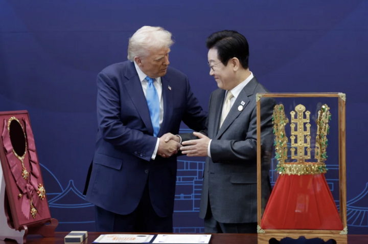 Hàn Quốc tặng ông Trump bản sao vương miện bằng vàng - Ảnh 1