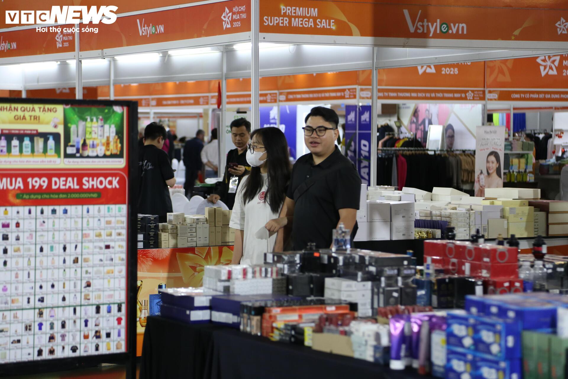 'Thiên đường' mua sắm tại Hội chợ mùa Thu 2025: La liệt hàng giảm giá 'sốc' - Ảnh 8