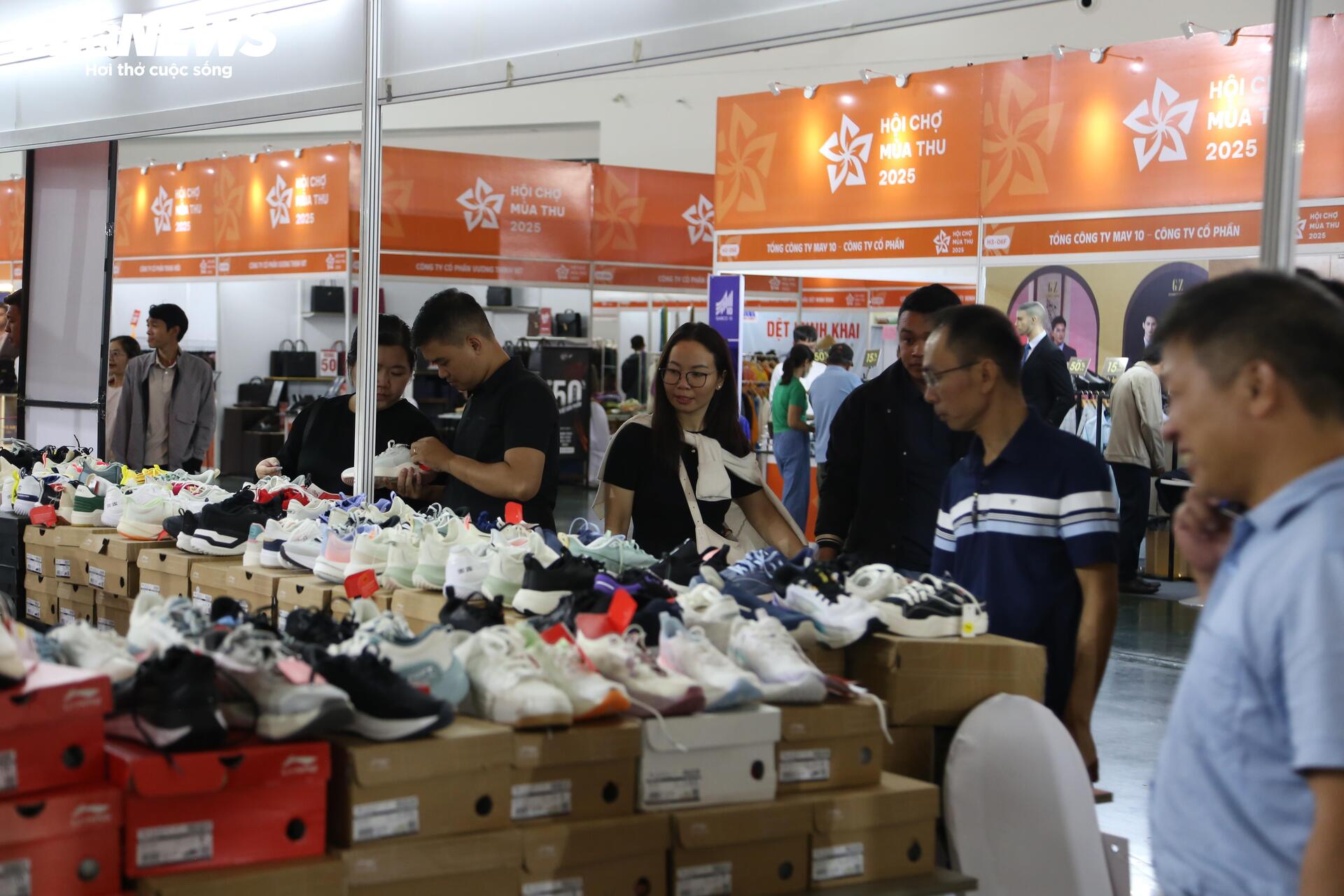 'Thiên đường' mua sắm tại Hội chợ mùa Thu 2025: La liệt hàng giảm giá 'sốc' - Ảnh 4