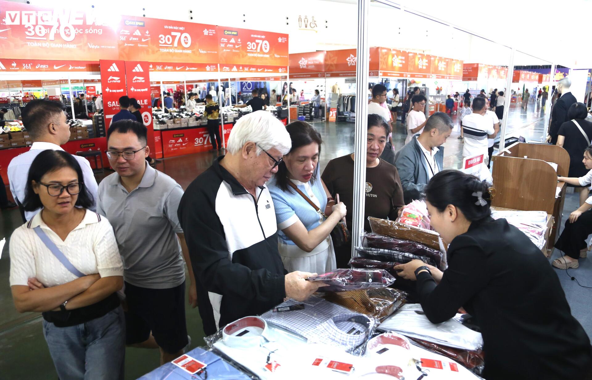 'Thiên đường' mua sắm tại Hội chợ mùa Thu 2025: La liệt hàng giảm giá 'sốc' - Ảnh 1