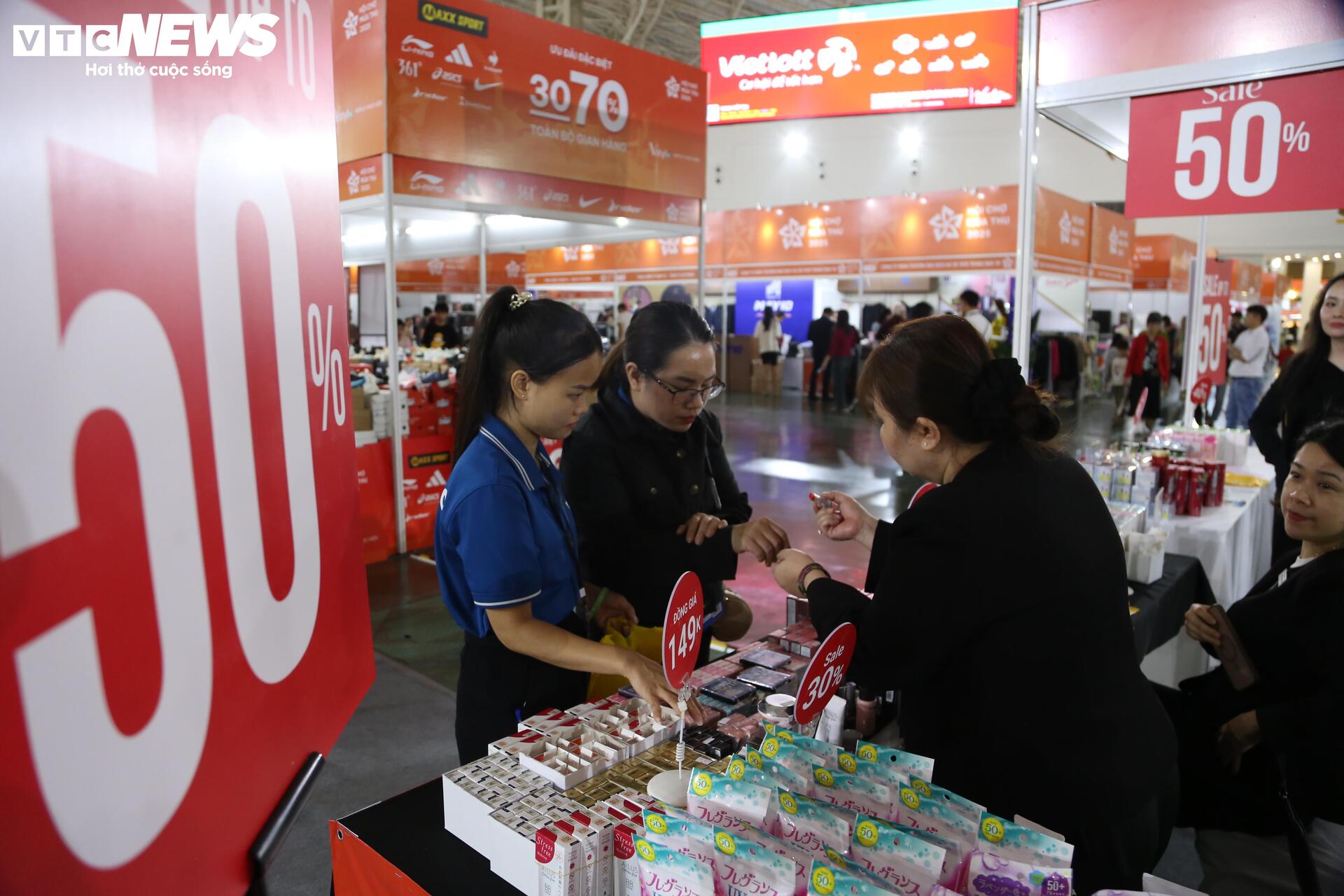 'Thiên đường' mua sắm tại Hội chợ mùa Thu 2025: La liệt hàng giảm giá 'sốc' - Ảnh 7