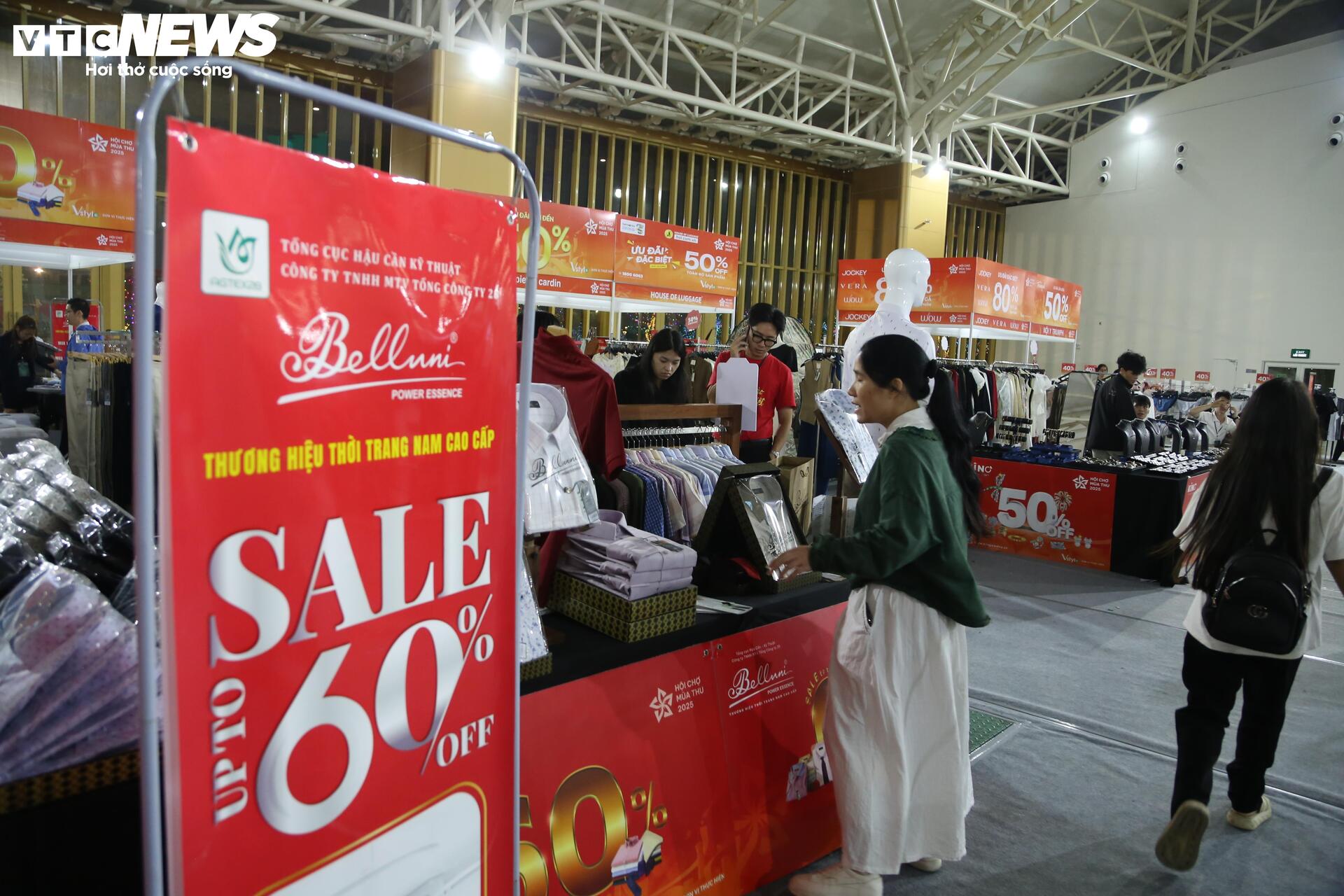 'Thiên đường' mua sắm tại Hội chợ mùa Thu 2025: La liệt hàng giảm giá 'sốc' - Ảnh 10