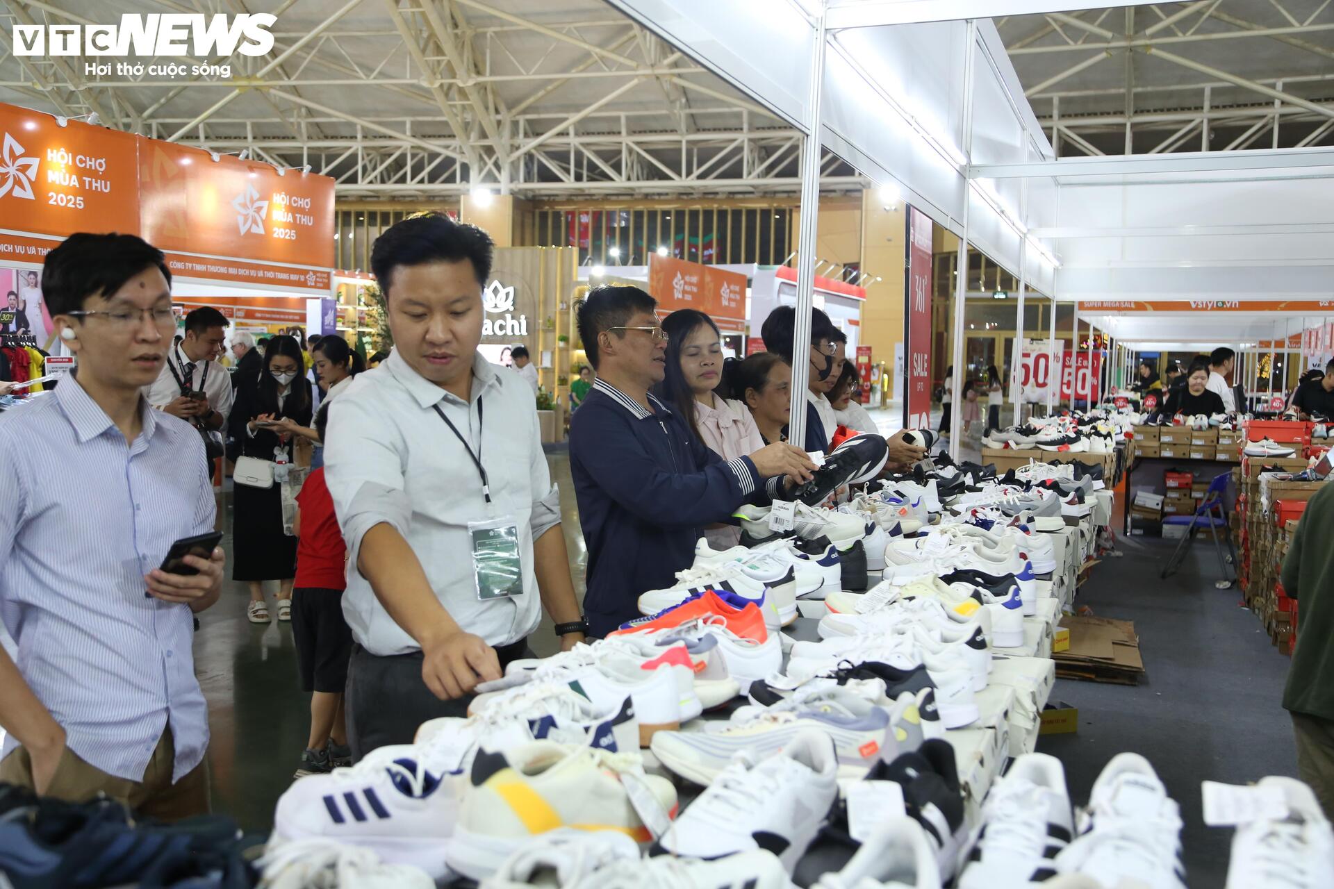 'Thiên đường' mua sắm tại Hội chợ mùa Thu 2025: La liệt hàng giảm giá 'sốc' - Ảnh 3