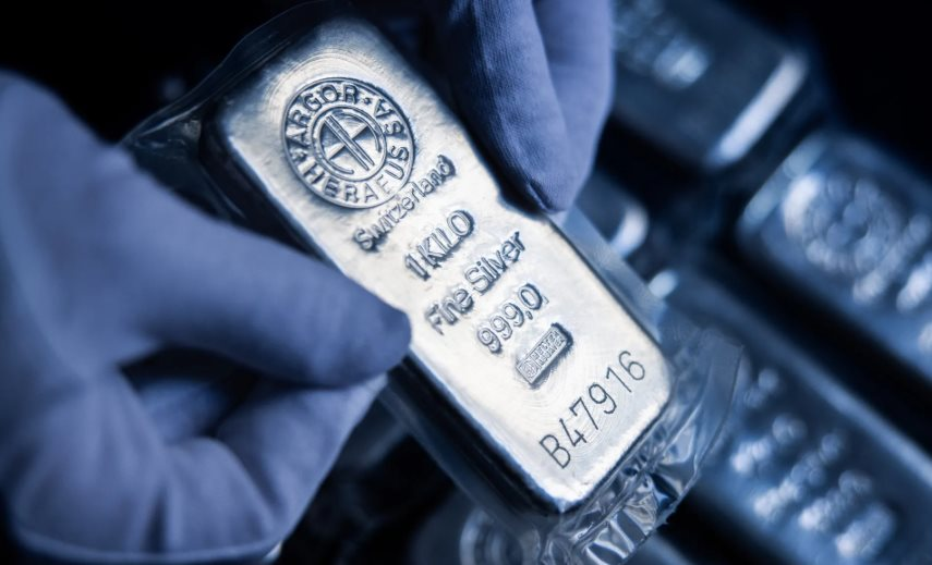 Sau vàng, cơn sốt bạc đang diễn ra tại một quốc gia châu Á, đại lý thừa nhận: 'Thị trường chưa bao giờ điên rồ như thế này' - Ảnh 1