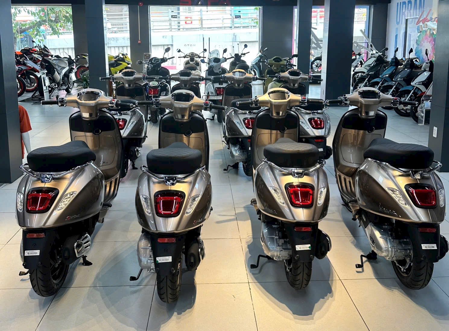 Vừa về đại lý lô xe tay ga Ý màu độc lạ giá ưu đãi, ngập công nghệ: Chìa thông minh mở cốp từ xa như ô tô - Ảnh 7