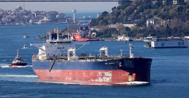 Mỹ vừa tung đòn trừng phạt nghiêm khắc lên dầu Nga: Một nửa sản lượng xuất khẩu bị đe dọa, Trung Quốc, Ấn Độ ‘ngồi trên đống lửa’ - Ảnh 1