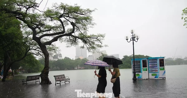 Nước hồ Gươm tràn bờ, nhiều tuyến phố cổ ngập sâu