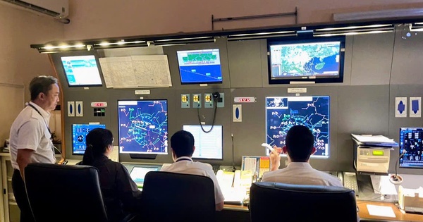 Mưa dông dữ dội kéo dài ngày 30-9 ảnh hưởng nghiêm trọng đến hoạt động bay