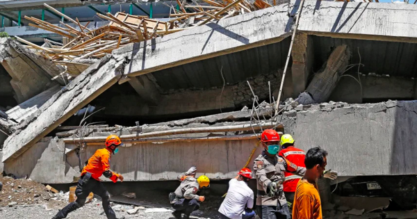 5 học sinh được cứu sống khỏi đống đổ nát trong vụ sập trường ở Indonesia nhưng hy vọng tìm thêm người sống sót đang tắt dần