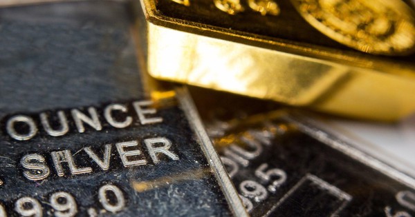 Cá mập, cá voi đua nhau đổ hàng tỷ USD gom vàng, bạc giữa cơn sốt giá