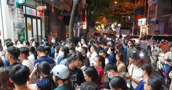Hà Nội: Đông nghịt người xếp hàng mua bánh Trung thu