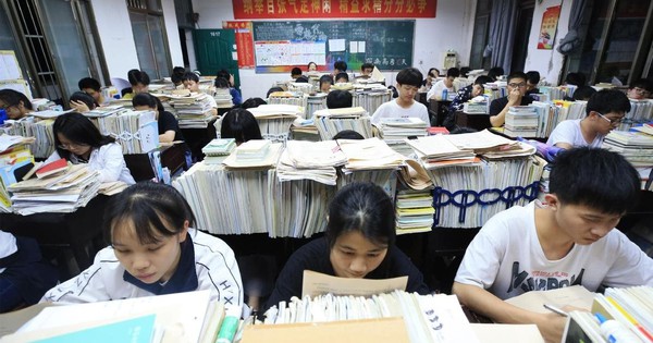 Học từ 6h sáng tới 11h đêm, tốt nghiệp rồi vẫn ám ảnh cảnh học tới vẹo cột sống, phụ huynh lẫn nhà trường làm đủ cách để dạy thêm: Cuộc đua thi cử căng như dây đàn tại siêu cường châu Á