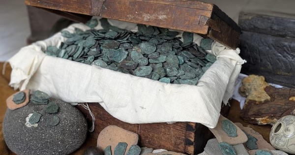 Máy xúc tìm thấy kho tiền trị giá 1 triệu USD