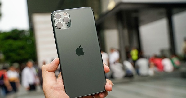 Thêm 1 chiếc iPhone Pro Max trở thành "đồ cổ"