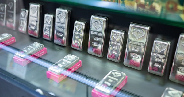Giá bạc tiếp tục neo ở mức cao