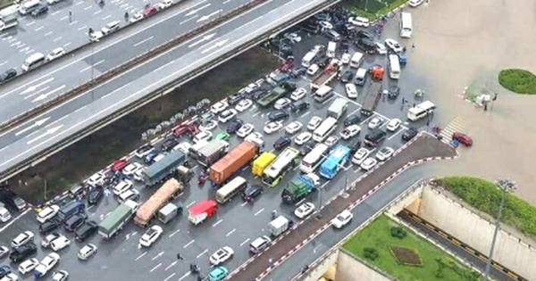 Hà Nội mưa lớn, Đại lộ Thăng Long ngập gần nửa mét, giao thông tê liệt kéo dài