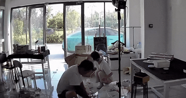 Xe điện Trung Quốc bỗng 'bỏ nhà ra đi', chủ xe hộc tốc đuổi theo: Rõ ràng không có ai ngồi ở ghế lái mà