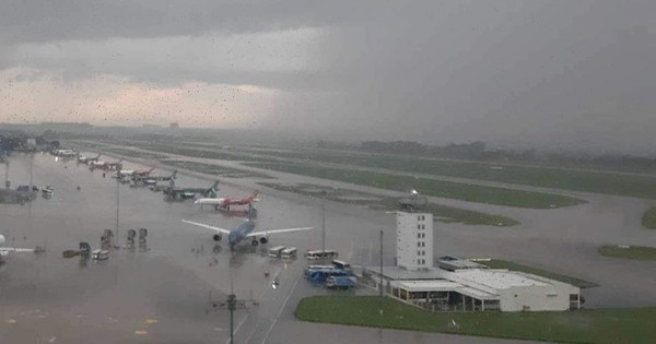 Mưa giông lớn, sân bay Nội Bài cảnh báo khẩn tới hành khách