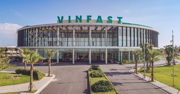 Lãnh đạo Thế giới di động (MWG) thăm nhà máy VinFast, chuẩn bị "biến" chuỗi cửa hàng thành hàng nghìn trạm sạc và đổi pin xe điện
