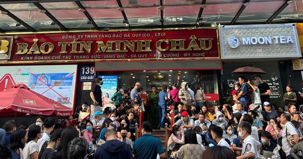 VIDEO: Người dân chen chúc xếp hàng chờ mua vàng khi giá vượt 142 triệu đồng/lượng