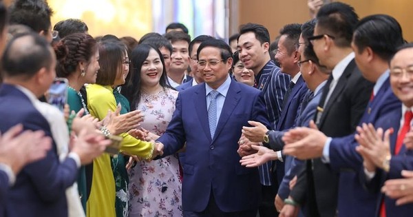 Thủ tướng gặp lãnh đạo Hòa Phát, FPT, PVN, EVN, TH... nhân Ngày Doanh nhân Việt Nam