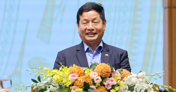 Gặp Thủ tướng, Chủ tịch FPT gửi "6 lời xin", cam kết "chinh phục bầu trời, vươn ra biển lớn và đi sâu vào lòng đất"