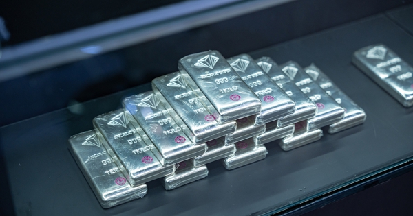 Giá bạc neo ở mức cao