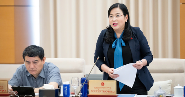 "Hợp đồng bảo hiểm mẫu quá dày và khó hiểu, dẫn đến rủi ro cho người tham gia bảo hiểm"