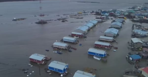 Bão Hạ Long càn quét dữ dội