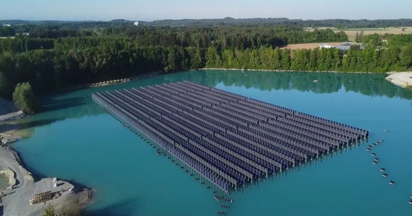 Dựng đứng hàng trăm tấm pin mặt trời trên mặt nước, Đức tạo đột phá với nhà máy điện nổi 'độc lạ' đầu tiên trên thế giới, mở ra tiềm năng mới cho năng lượng sạch