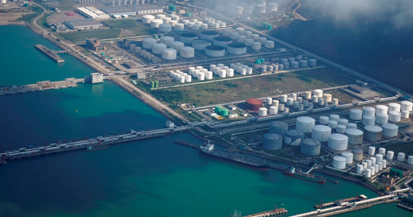 Quốc gia BRICS tuyên bố sẽ sản xuất gần 160 triệu tấn 'vàng lỏng', có khách mua đến 80 triệu tấn/năm với giá chiết khấu 30%: Sự 'kìm kẹp' của Mỹ và phương Tây lộ lỗ hổng?
