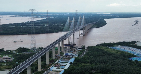 Ngắm cầu dây văng có tĩnh không cao nhất Việt Nam