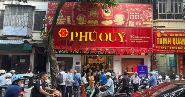 Giá bạc leo thang, người dân nườm nượp xếp hàng từ 6 giờ sáng