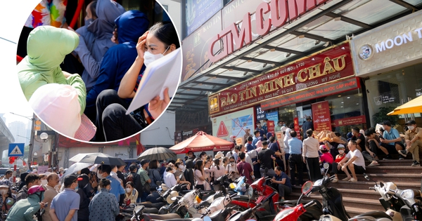 Cảnh tượng lạ lùng tại cửa hàng vàng hot nhất Hà Nội ngày hôm nay