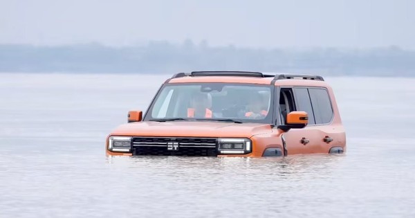 Nhờ công nghệ siêu đặc biệt này, một mẫu ô tô Trung Quốc vừa ‘bơi’ vượt sông Dương Tử quãng đường 1,2 km