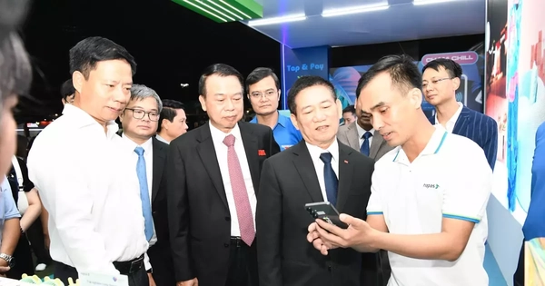 Phó Thủ tướng và các đại biểu tham quan nhiều gian hàng tại Ngày thẻ Việt Nam