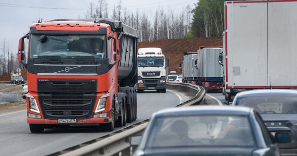 Tránh rủi ro từ lệnh trừng phạt, đồng minh thân cận của Moscow siết chặt kiểm soát biên giới, hàng nghìn xe tải chở hàng hóa từ Trung Quốc tới Nga tắc nghẽn nghiêm trọng
