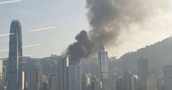 Cháy lớn tại tòa tháp thương mại giữa trung tâm Hong Kong (Trung Quốc)