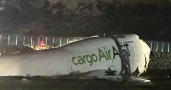 Máy bay Emirates trượt khỏi đường băng Hong Kong, gần rơi xuống biển