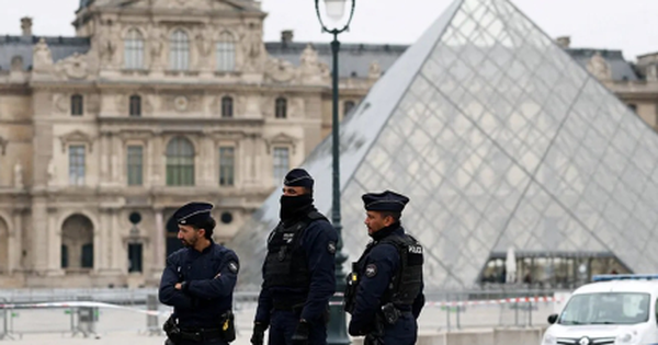 Trộm đột nhập bảo tàng Louvre, lấy đi nhiều báu vật vô giá