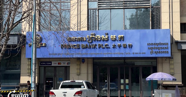 Thị trường tài chính Campuchia gặp “sóng gió”, người dân ồ ạt đến một nhà băng đòi rút tiền