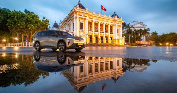 Tỷ phú Phạm Nhật Vượng cho ra mắt dịch vụ taxi điện 7 chỗ cao cấp Xanh SM Limo