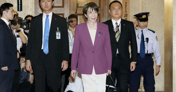 NÓNG: Nhật Bản có nữ thủ tướng đầu tiên