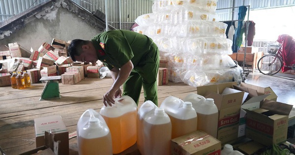 Cận cảnh xưởng sản xuất dầu ăn giả ở Nghệ An: Đã bán 2,7 triệu lít khắp các tỉnh, thu lợi 75 tỷ đồng