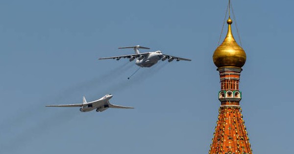 Newsweek: 'Khách hàng 156' trong email bị hack lộ diện - Trung Quốc 'săn' máy bay Nga tiếp sức không quân